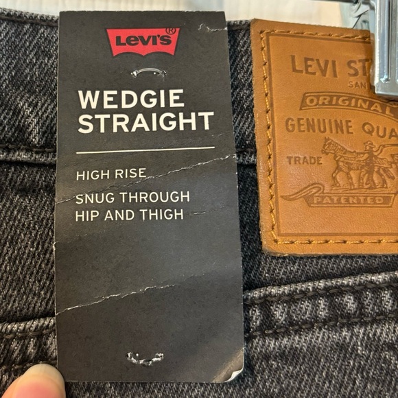 NWT! Levi’s Wedgie Straight Jeans, Black, Size 32x28 - Picture 5 of 5